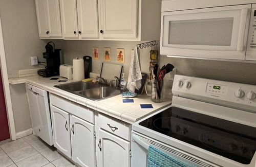 Gulf Breeze Casa | Charming 2-bedroom house with WiFi, AC in beautiful Gulf Breeze