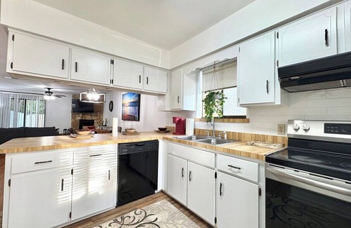 Southside Casa | Charming 2-bedroom townhome with AC, WiFi in lovely Jacksonville