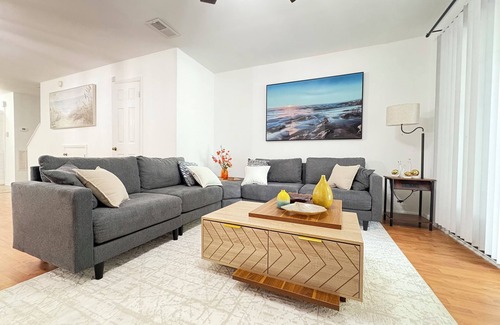 Southside Casa | Charming 2-bedroom townhome with AC, WiFi in lovely Jacksonville