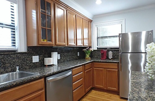Sunbeam Casa | Charming 2-bedroom townhome in lovely Jacksonville with AC, WiFi