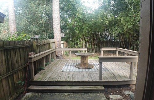 Sunbeam Casa | Charming 2-bedroom townhome in lovely Jacksonville with AC, WiFi