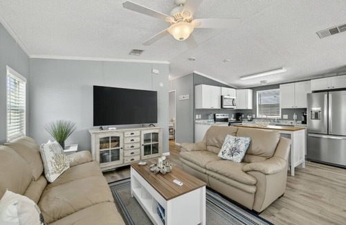 Hutchinson Island South Casa | Charming 2-bedroom, 2-bath beach house with private beach access, dog friendly.