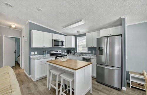 Hutchinson Island South Casa | Charming 2-bedroom, 2-bath beach house with private beach access, dog friendly.