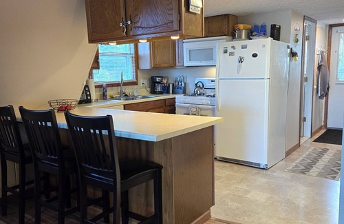 Lake Odessa Cabaña | Charming 2-bedroom cottage with AC in Lake Odessa