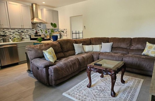 Granada Hills South Casa | Charming 2-bedroom house in Granada Hill- Los Angeles