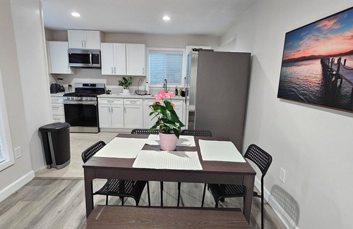 West Los Angeles Casa | Charming 2-bedroom house in peaceful neighborhood ✨️