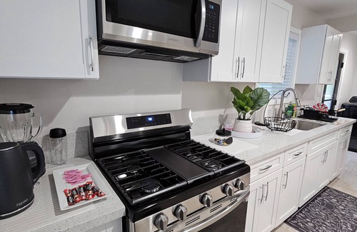 West Los Angeles Casa | Charming 2-bedroom house in peaceful neighborhood ✨️