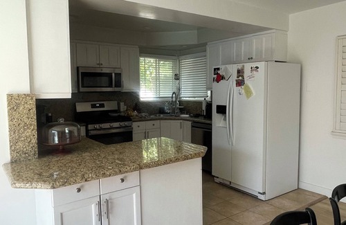 Van Nuys Casa | Charming 2-bedroom house, great for entertaining!