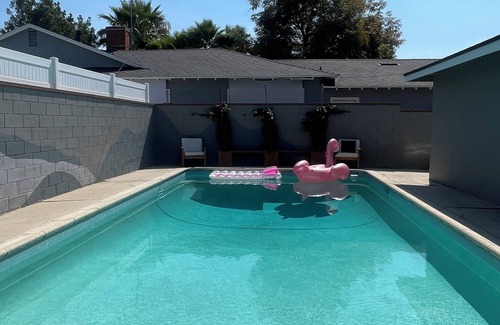 Van Nuys Casa | Charming 2-bedroom house, great for entertaining!