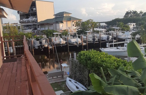 Goodland Cabaña | Charming 2-bedroom cottage in superb Marco Island with AC