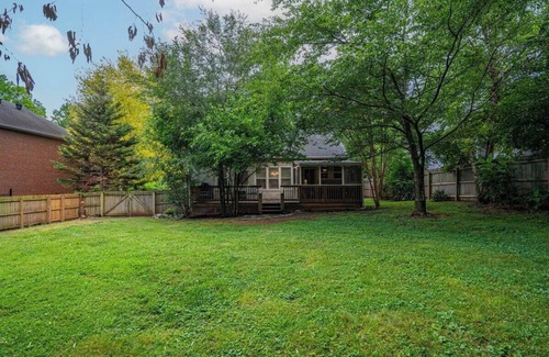 Murfreesboro Casa | Charming 2-bedroom house in lovely Downtown Murfreesboro Cottage with WiFi, AC