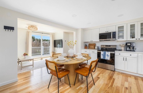 Point Judith Casa | Charming 2-bedroom in delightful Narragansett with WiFi, AC. Walk to beach!