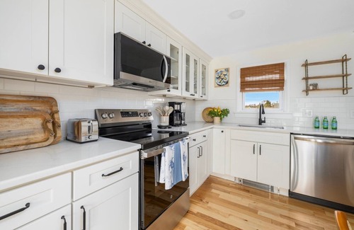 Point Judith Casa | Charming 2-bedroom in delightful Narragansett with WiFi, AC. Walk to beach!