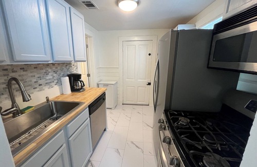 Fairgrounds Casa | Charming 2-bedroom house in awesome New Orleans with WiFi, AC