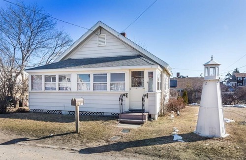 Newburyport Cabaña | Charming 2-bedroom dreamer's cottage, steps to the beach