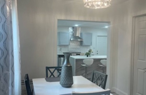 North Miami Casa | Charming 2-bedroom house in delightful North Miami with WiFi, fitness room