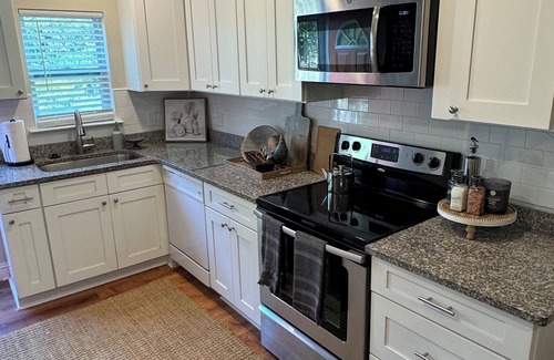 Pretty Bayou Cabaña | Charming 2-bedroom cottage with access to Pretty Bayou & the Gulf of Mexico.