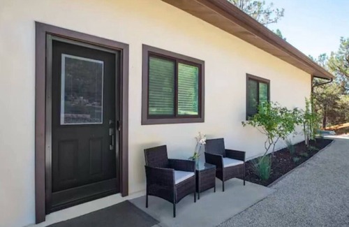 Paso Robles Cabaña | Charming 2-bedroom cottage in heart of Paso Robles Wine country.