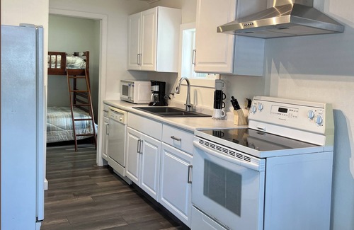 Pelican Lake Cabaña | Charming 2-bedroom cottage with WiFi and AC in brilliant Pelican Lake