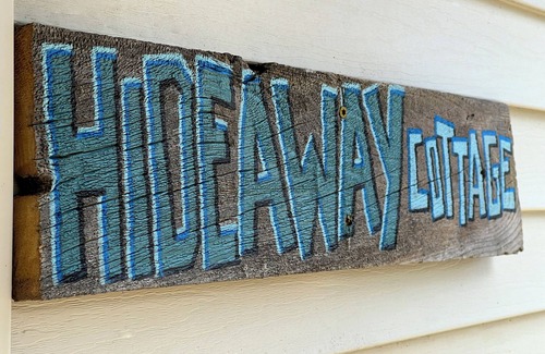 Pelican Lake Cabaña | Charming 2-bedroom cottage with WiFi and AC in brilliant Pelican Lake