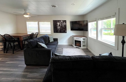 Pelican Lake Cabaña | Charming 2-bedroom cottage with WiFi and AC in brilliant Pelican Lake