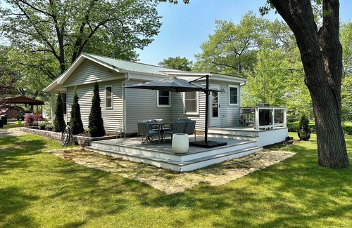Port Austin Cabaña | Charming 2-bedroom cottage steps away from the beach, restaurants, and downtown