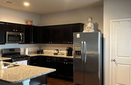 Conroe Casa | Charming 2-bedroom house in wonderful Roman Forest with AC