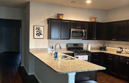 Conroe Casa | Charming 2-bedroom house in wonderful Roman Forest with AC