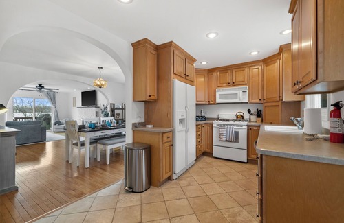 Salem Lakes Casa | Charming 2-bedroom Lake House Directly on Cross Lake