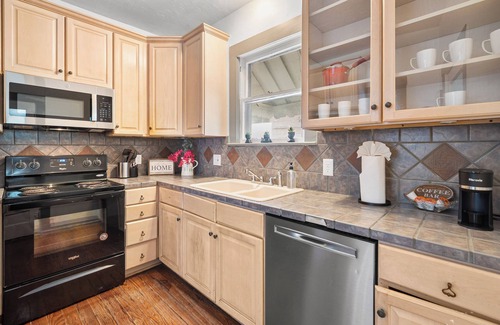 Highland Park Casa | Charming 2-bedroom house in fabulous San Antonio with AC