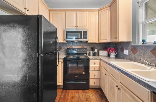 Highland Park Casa | Charming 2-bedroom house in fabulous San Antonio with AC