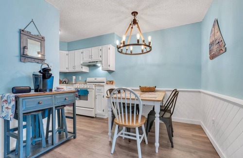 Ortley Beach Condominio | Charming 2-bedroom condo in Seaside Park, one block from the beach