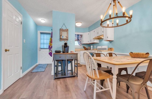 Ortley Beach Condominio | Charming 2-bedroom condo in Seaside Park, one block from the beach