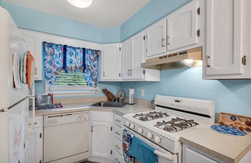 Ortley Beach Condominio | Charming 2-bedroom condo in Seaside Park, one block from the beach