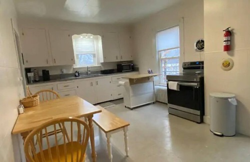 Somersworth Apartamento | Charming 2 bedroom apt in downtown Somersworth. Close to highway and major shops