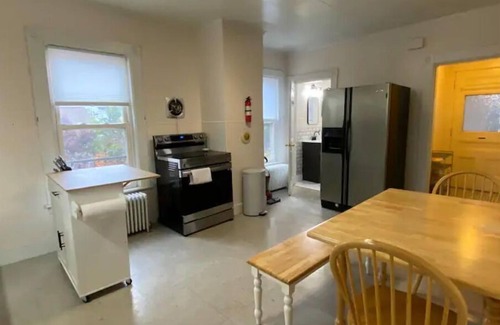 Somersworth Apartamento | Charming 2 bedroom apt in downtown Somersworth. Close to highway and major shops