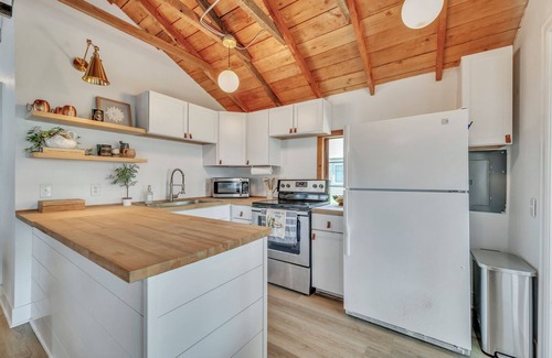 Spirit Lake Cabaña | Charming 2-bedroom cottage on West Lake Okoboji with EV Charging