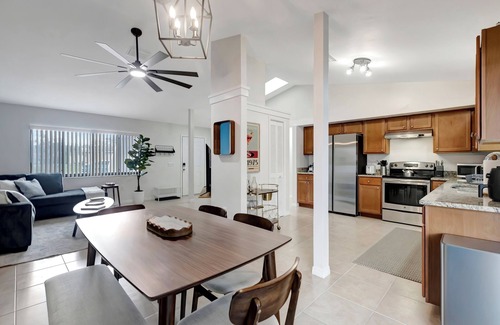Spring Hill Casa | Charming 2-bedroom house with pool and fenced in backyard. Sleeps 8