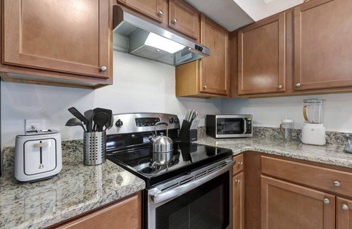 Spring Hill Casa | Charming 2-bedroom house with pool and fenced in backyard. Sleeps 8