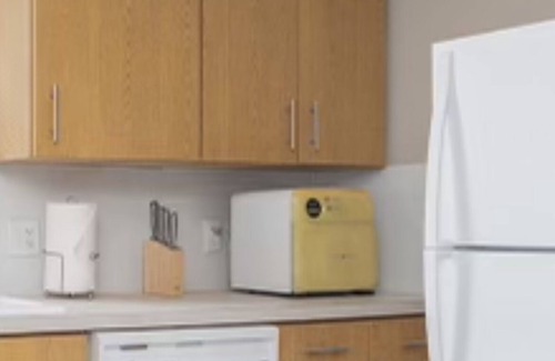 Brookline Station Apartamento | Charming 2-bedroom apartment with AC, WiFi in delightful Springfield