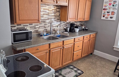 Springfield Casa | Charming 2-bedroom duplex in brilliant Springfield with AC