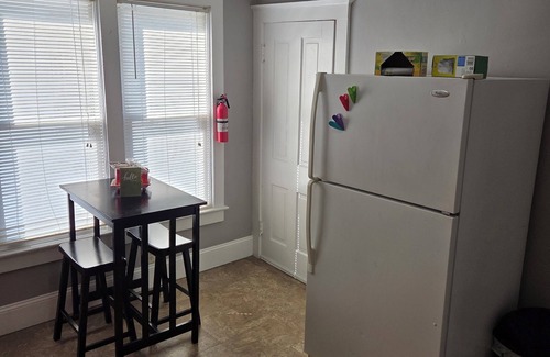 Springfield Casa | Charming 2-bedroom duplex in brilliant Springfield with AC