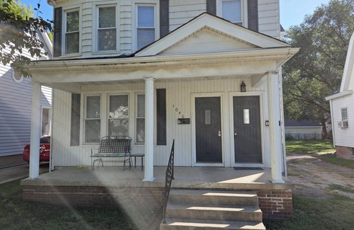 Springfield Casa | Charming 2-bedroom duplex in brilliant Springfield with AC