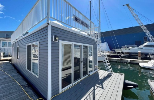 Sturgeon Bay Alquiler De Eote | Charming 2-bedroom houseboat in Sturgeon Bay with AC, WiFi / Pier Relax'n