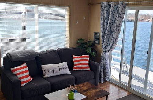 Sturgeon Bay Alquiler De Eote | Charming 2-bedroom houseboat in Sturgeon Bay with AC, WiFi / Pier Relax'n