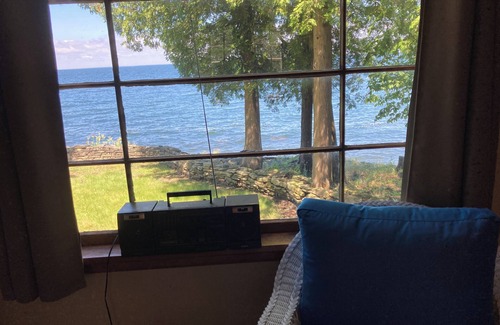 Sturgeon Bay Cabaña | Charming 2-bedroom cottage directly on the bay of Sturgeon Bay