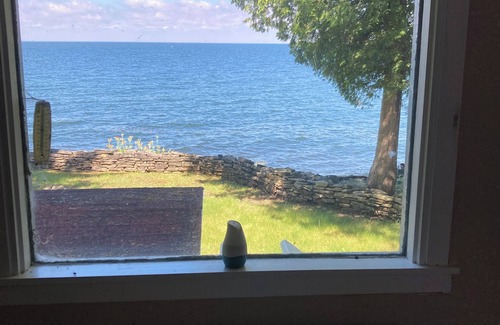 Sturgeon Bay Cabaña | Charming 2-bedroom cottage directly on the bay of Sturgeon Bay