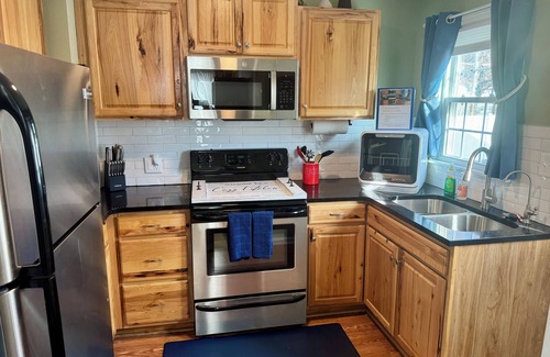 Terre Haute Casa | Charming 2-bedroom bungalow, pet friendly, King bed in Wonderful Terre Haute