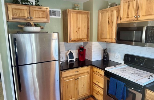 Terre Haute Casa | Charming 2-bedroom bungalow, pet friendly, King bed in Wonderful Terre Haute