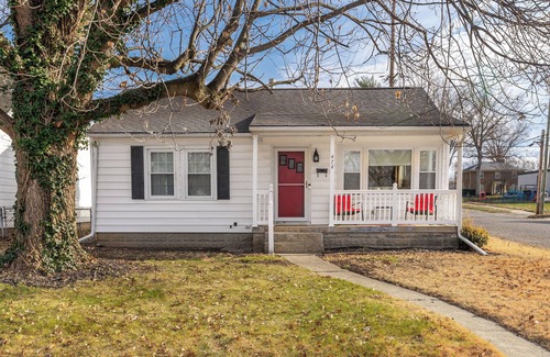 Terre Haute Casa | Charming 2-bedroom bungalow, pet friendly, King bed in Wonderful Terre Haute